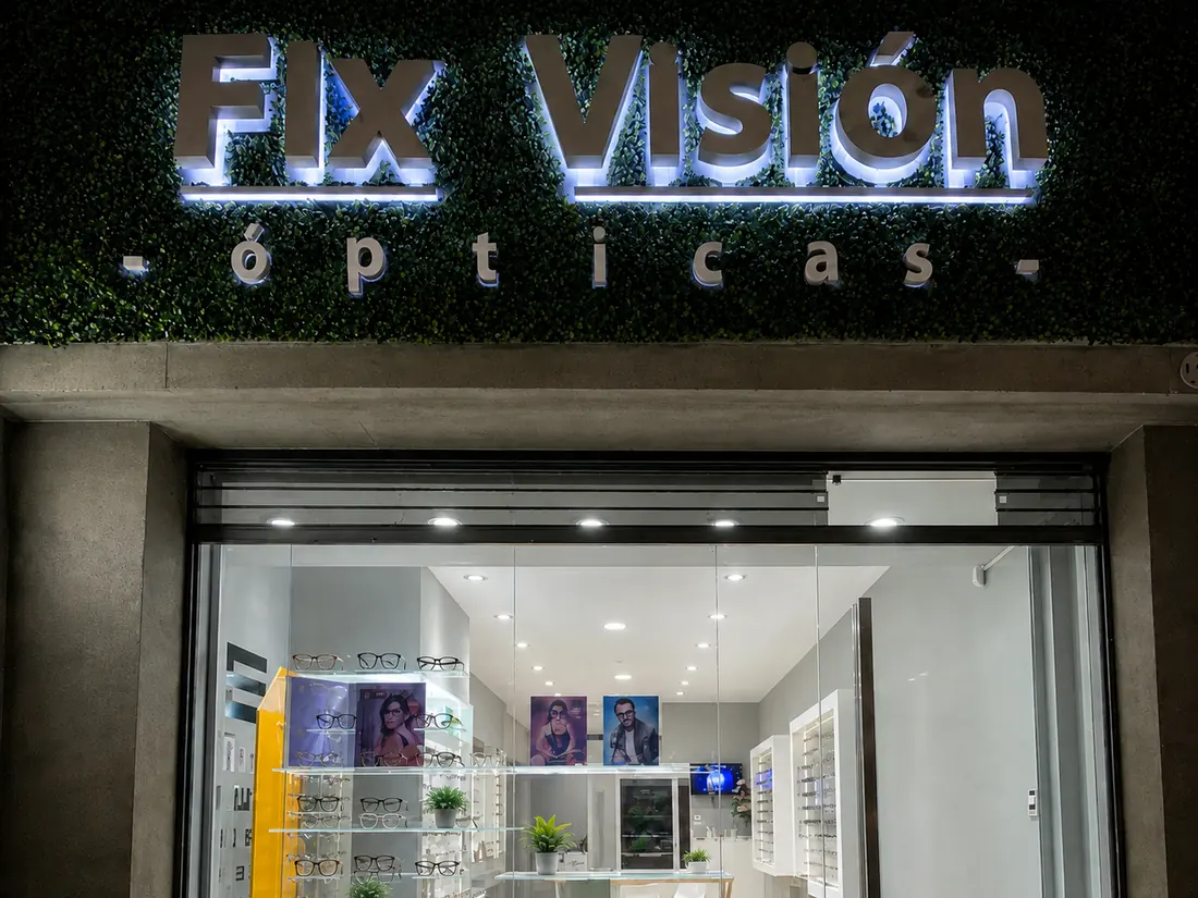 Frente iluminado de Fix Visión Ópticas en Calle 150 N°1373, Berazategui